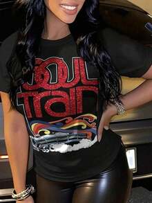 Camiseta Gráfica de Algodón Talla Grande para Mujer, Diseño Retro Soul Train - Camiseta Negra Estilo Disco de los 70 con Detalles Azules y Rojos - Top Casual Suave con Cuello Redondo, Lavable a Máquina para Eventos Temáticos de Verano y Atuendos Casuales, Diseño Clásico de Cuello Redondo, Ajuste Cómodo, Estampado Duradero, Estilo Y2K, Camiseta Oversize para Hombre, Tops de Verano - Negro - Ver 1