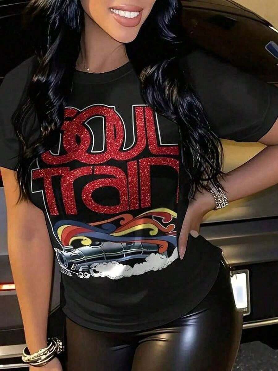 Camiseta Gráfica de Algodón Talla Grande para Mujer, Diseño Retro Soul Train - Camiseta Negra Estilo Disco de los 70 con Detalles Azules y Rojos - Top Casual Suave con Cuello Redondo, Lavable a Máquina para Eventos Temáticos de Verano y Atuendos Casuales, Diseño Clásico de Cuello Redondo, Ajuste Cómodo, Estampado Duradero, Estilo Y2K, Camiseta Oversize para Hombre, Tops de Verano - Negro - Ver 1