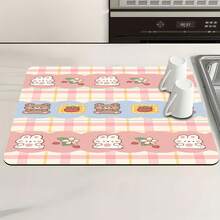 Luckybutterfly 1 pieza Alfombrilla multiusos absorbente con diseño de conejo y oso de fresa, Almohadilla protectora de mesa de poliéster para cocina, mesa de comedor, secado de platos, lavadora, lavabo del baño, accesorios de cocina, suministros para fiestas - Conejo y oso de fresa - Ver 2