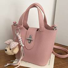 Bolso de cesta espacioso con patrón en relieve, bolso versátil de mujer con correas de hombro prácticas y un aspecto fresco. - Azul + colgante - Ver 5