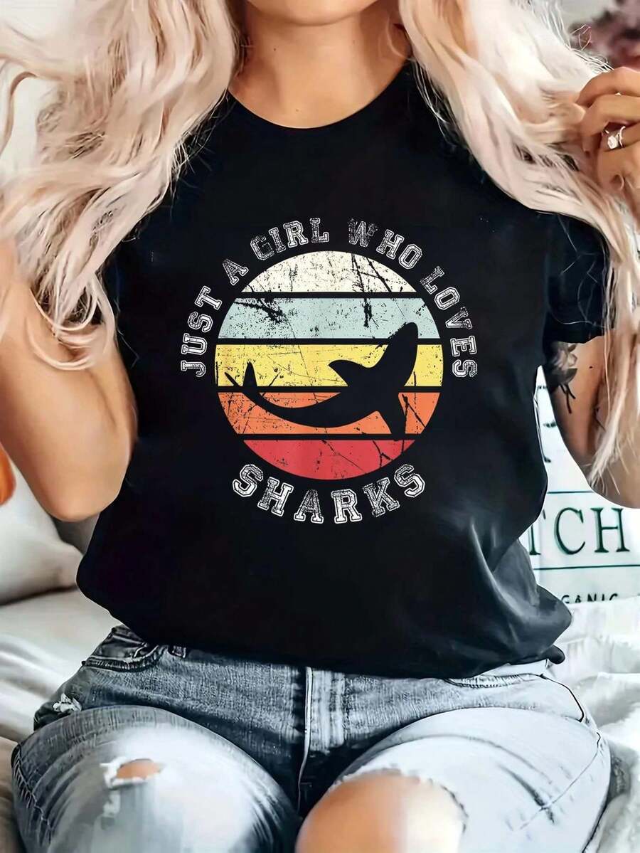 A Women'S T-Shirt Featuring A Print Of A Shark, Designed In Black With A Casual Crew Neck And Short Sleeves. It Includes A Shark Graphic And Colorful Stripes, Made From A Soft Material With Medium Stretch - 黑色 - 查看 1