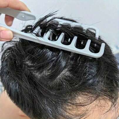 这款三件套男士沙龙造型梳套装包含一把宽齿梳、一把蓬松梳、一把双齿丰盈梳和一把发根丰盈梳。梳子采用ABS塑料材质，手柄带有纹理，适用于所有发质，包括粗硬、卷曲、波浪和自然卷发。它有助于造型、增加蓬松度并抚平毛躁碎发。这款套装便携、小巧、易于收纳，是日常通勤、商务旅行、外出旅游和办公的理想之选，也是必备的护发工具。