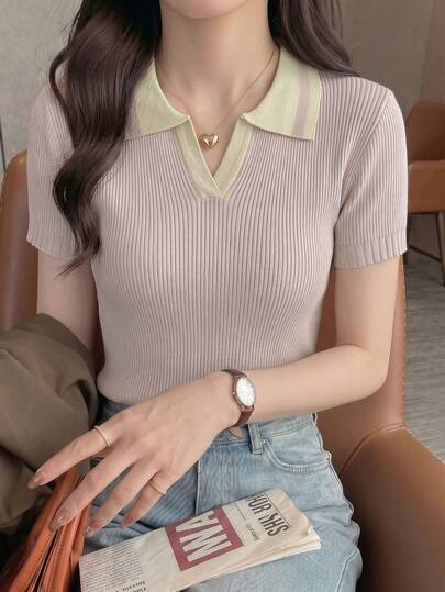2026春夏新品：紫色和杏色撞色高领短袖针织上衣，女士修身短款衬衫，饰有纹理圆点图案，学院风，适合约会和母亲节穿着。
