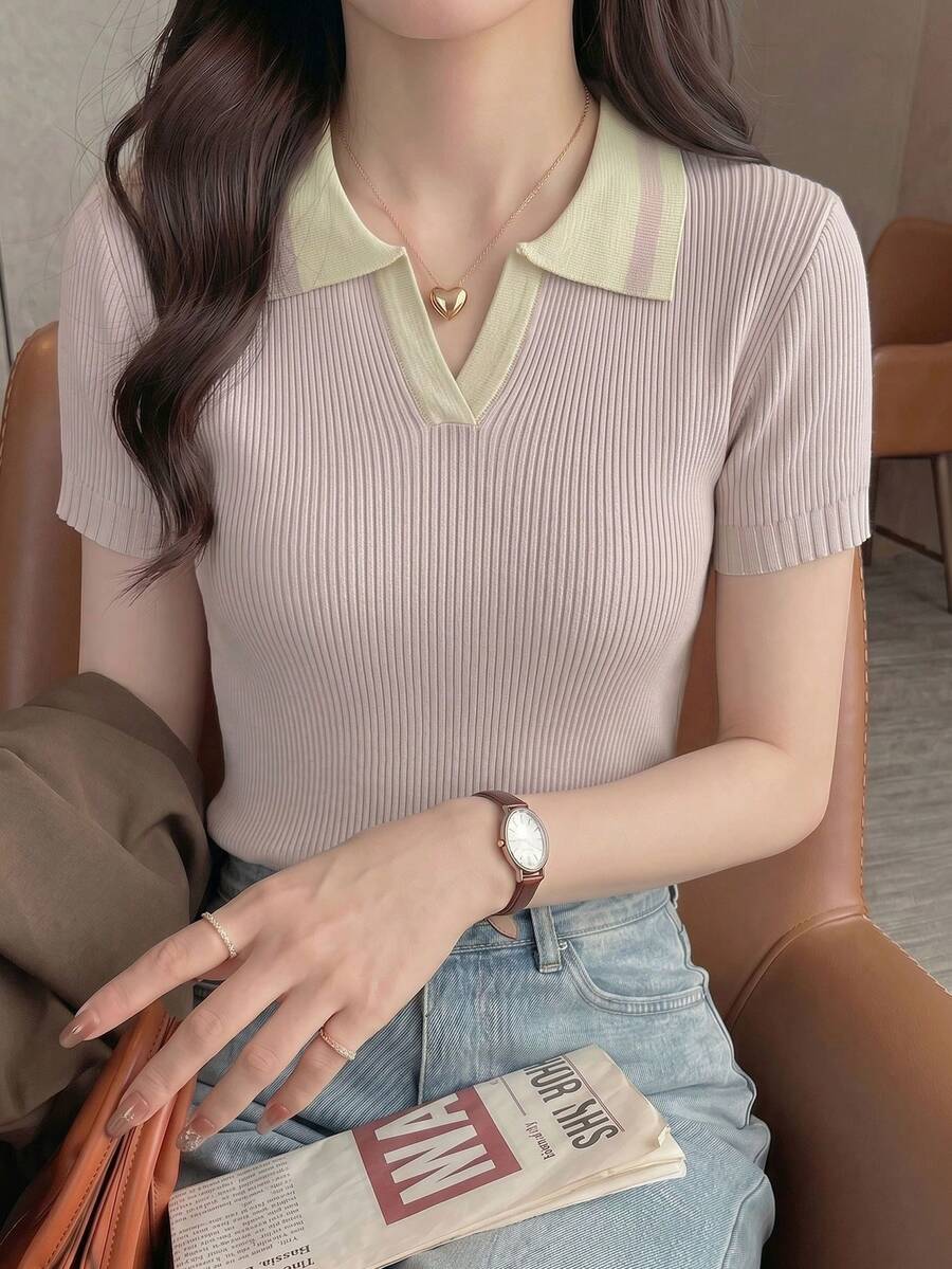 2026春夏新品:紫色和杏色撞色高领短袖针织上衣,女士修身短款衬衫,饰有纹理圆点图案,学院风,适合约会和母亲节穿着。 - 紫色 - 查看 1