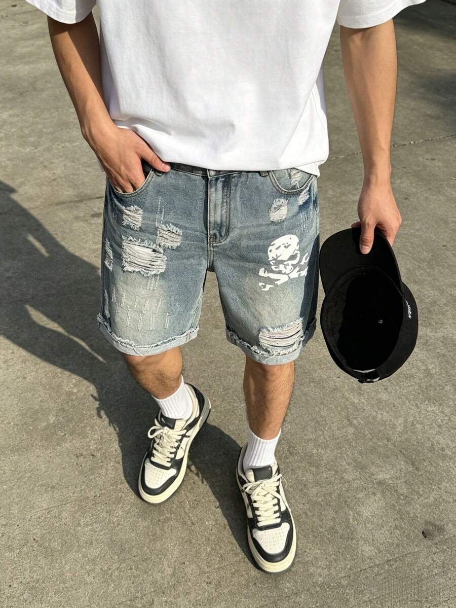 Pantalones cortos de mezclilla desgastados con estilo de vacaciones para hombres, pantalones cortos sueltos lavados con estampado de calavera, pantalones de estilo urbano para Coachella - Azul lavado medio - Ver 1