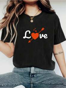Una camiseta romántica con patrones de corazón para mujeres con una flecha roja a través de un corazón, perfecta para el uso informal en primavera y verano, ideal como regalo para las vacaciones - Negro - Ver 2