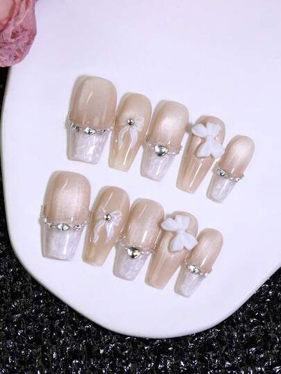 Móng tay giả kiểu mắt mèo màu nude, 10 chiếc, làm thủ công, kiểu dáng quan tài cỡ trung bình, đầu móng màu trắng vân đá kiểu Pháp, điểm nhấn nơ, trái tim 3D và đá đính lấp lánh, có thể tái sử dụng, thích hợp cho cô dâu và tiệc tùng.