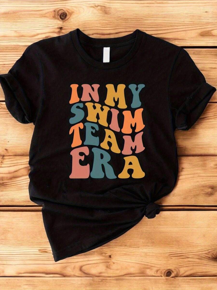 Camiseta gráfica de la era del equipo de natación de las mujeres - blanco con letras multicolores del equipo de natación y diseño del ndor, cuello redondo de manga elástico y transpirable cortara los ndores