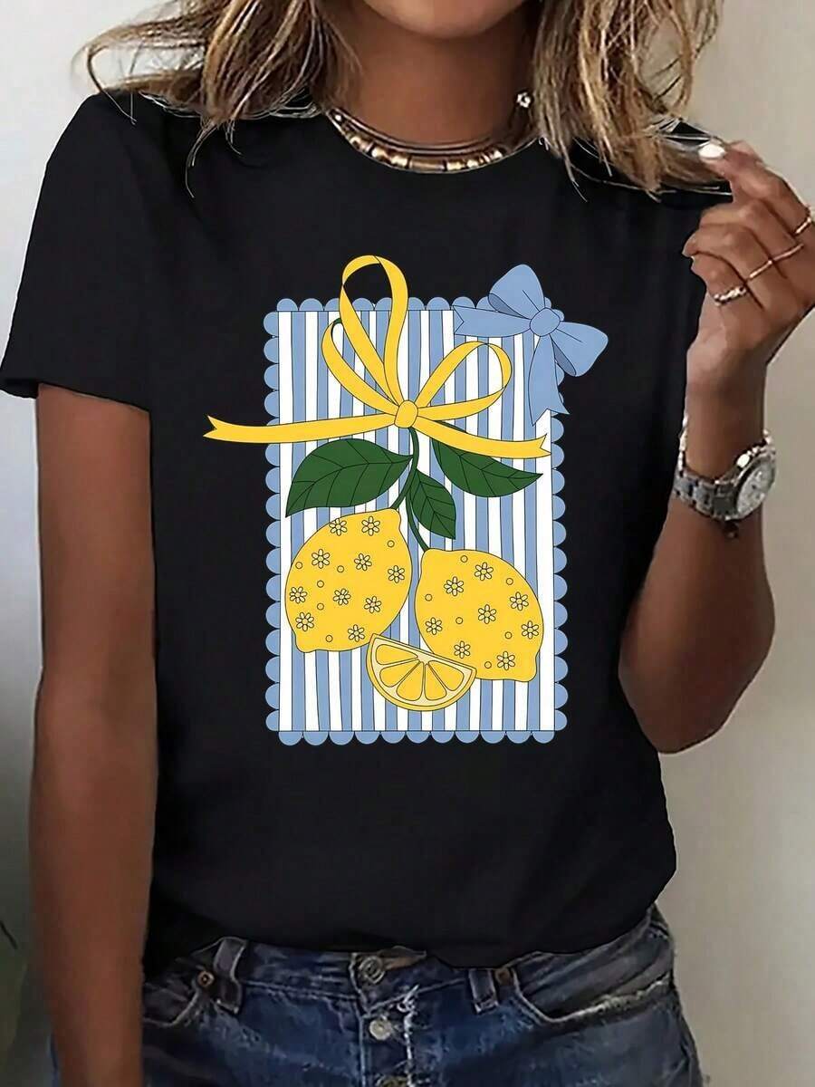 Camiseta Casual: Una pieza única de camiseta de manga corta estampada para mujer de la colección Fresh Summer Fruit. Una refrescante camiseta de manga corta para mujer con estampado de limones a rayas azules y blancas, con elementos de lazo amarillo y azul. 100% algodón. Duradera. - Negro - Ver 1