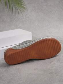 Dép xăng đan đế xuồng màu bạc dập vân cá sấu, kiểu dáng rộng rãi, size 36-45, thời trang mùa hè mới, khóa kim loại, hở mũi, đế dày thoải mái, thích hợp làm quà tặng Ngày của Mẹ. - Họa tiết cá sấu bạc - Xem 5