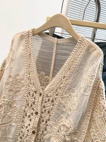 Áo khoác cardigan ren thêu tinh tế, chất liệu vải trắng sữa có họa tiết, kiểu dáng mềm mại và thoải mái, cổ chữ V khoét sâu, tay lỡ 3/4, trang phục ngoài trời mùa xuân/hè dành cho nữ. - Màu be - Xem 4