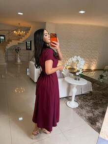 Elegant Midi Dress With A Flowing Drape And Fitted Waist. - 酒紅色 - 查看 2