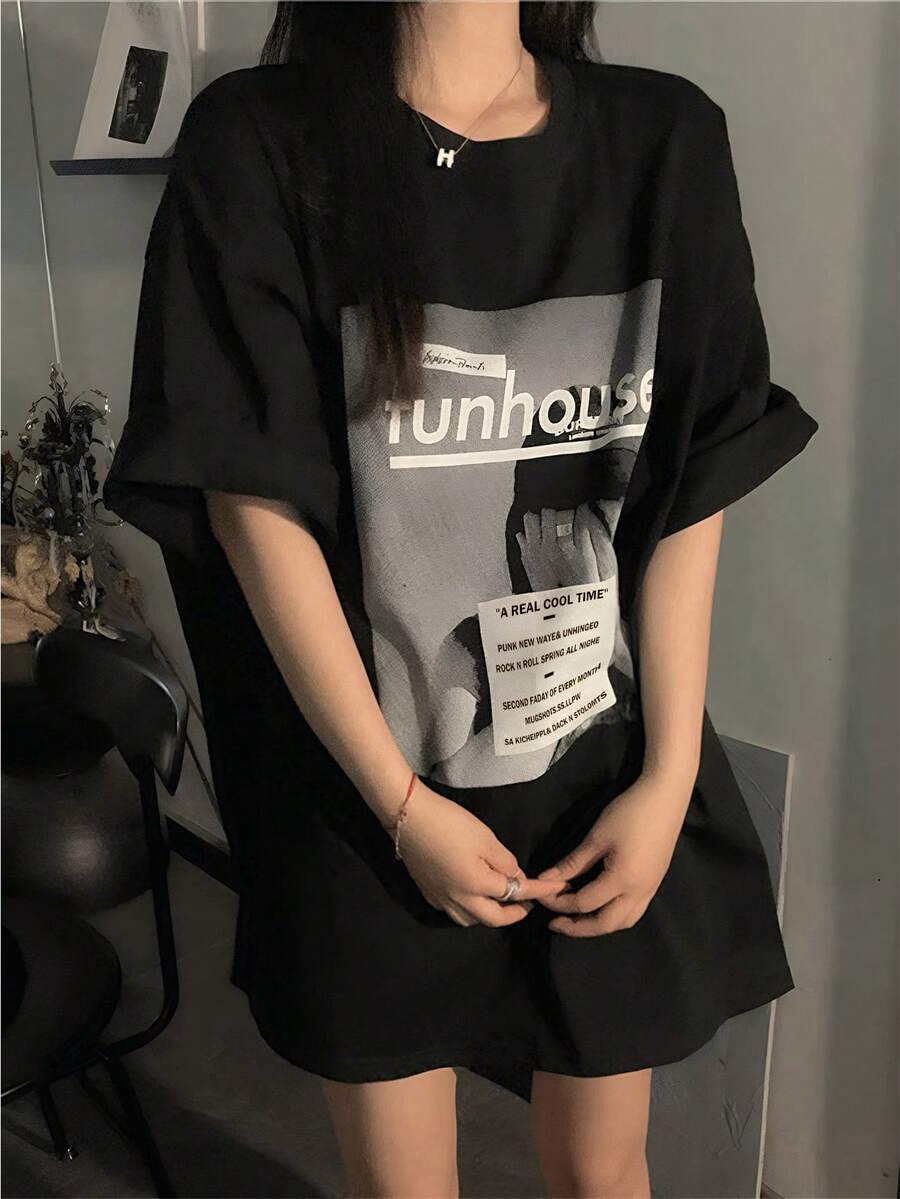 女士圆领短袖T恤，夏季新款人像图案和字母印花，时尚休闲百搭宽松上衣 - 黑色 - 查看 1