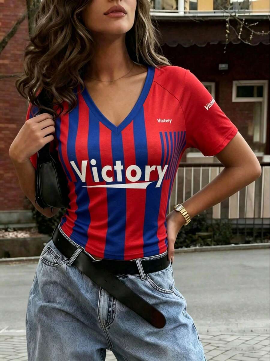 Y2K 運動風 V 領 Victory 字母條紋修身貼身短袖夏季休閒街頭穿搭上衣 2026 世界盃女球迷服裝 - 彩色 - 查看 1