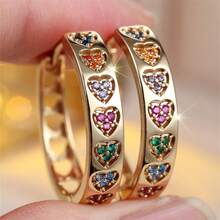 Vanel 1 par de elegantes pendientes con corazón de tono dorado y circonita cúbica multicolor, estilo arcoíris, pendientes de moda adecuados para uso diario y fiestas - Amarillo dorado-multicolor - Ver 1