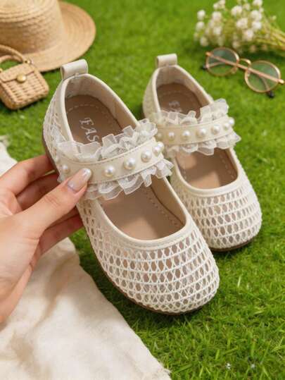 Un par de zapatos de princesa de suela blanda para niñas con diseño de flor de perlas y encaje en 3D, de tela de punto suave y transpirable, con puntera redonda y tacón bajo, suela plana delgada, en un estilo fresco y dulce, adecuados para fiestas de cumpleaños y como accesorios para niñas de las flores.
