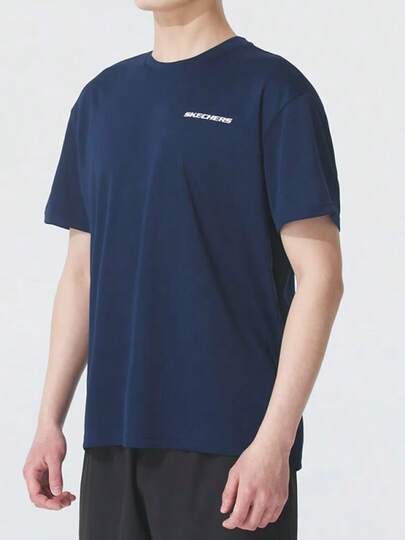 Skechers Áo thun cổ tròn tay ngắn màu trơn, kiểu dáng thể thao | Nhẹ và thoáng khí, thích hợp cho nam, mùa hè, hoạt động ngoài trời, thể thao, đi làm, đa năng.