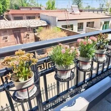鐵製吊掛植物架 鉤掛式花盆架 金屬植物吊籃 懸掛式花架 花盆容器配件 適用於露台陽台 圓形鐵製欄杆花盆架 多肉植物與綠色植物用 - A - 查看 3