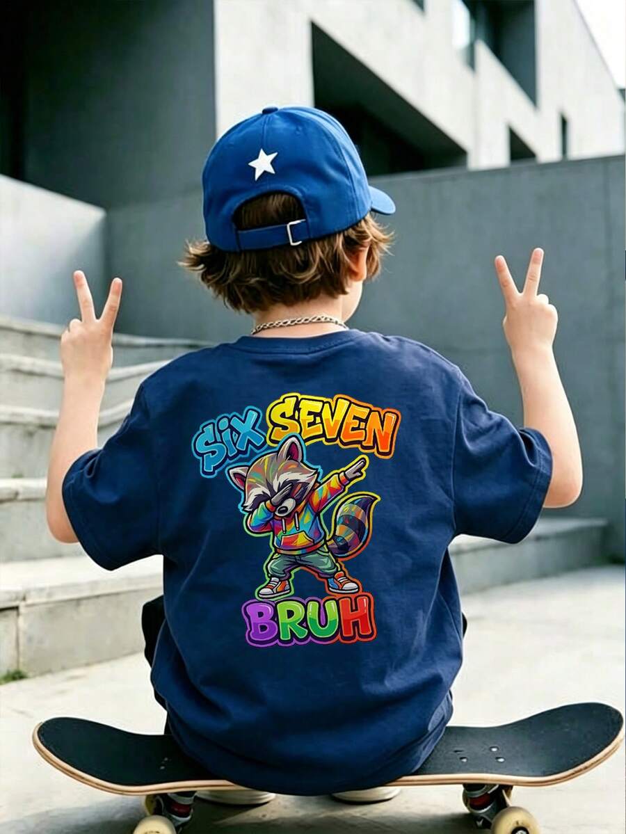 Camiseta de manga corta con cuello redondo azul marino para niños preadolescentes con estampado de mapache "Six Seven Bruh" en la espalda, casual y cómoda - Azul Marino - Ver 1