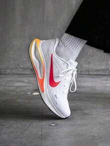 Zapatillas de running Nike Journey Run cómodas, transpirables, con buen soporte y ligeras para entrenamiento, color blanco. - Blanco y rojo - Ver 3