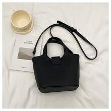 Bolso de cesta espacioso con patrón en relieve, bolso versátil de mujer con correas de hombro prácticas y un aspecto fresco. - Azul + colgante - Ver 12