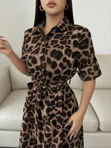 Vestido camisero midi con estampado de leopardo, cuello de solapa y cintura con cordón. Manga larga ajustable, falda en A fluida. Tejido cómodo y transpirable, ideal para uso diario, salidas y primavera-verano. - Caqui - Ver 4