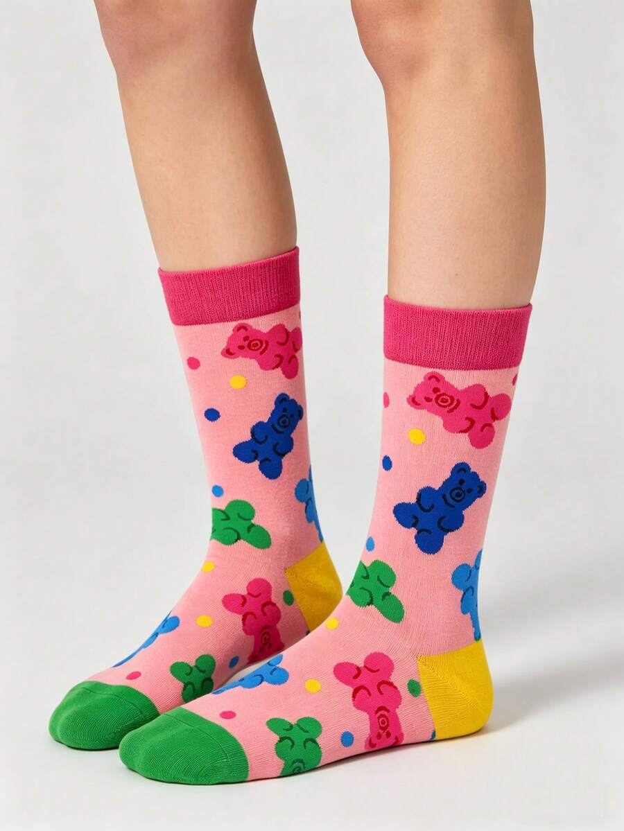 1 paire de chaussettes mi-mollet pour femmes, imprimé oursons en bonbon de couleur, motif d'ours contrastant mignon et dopaminergique. Design unique et adorable. Chaussettes confortables et respirantes, convenant à toutes les saisons. S'assortissent bien avec des baskets pour un look énergique. - Multicolore - Voir 1