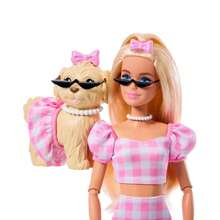 Mattel Barbie Twinning Looks Muñeca Perrito Vestido Cuadros - Muñecas modelo realistas y detalladas para coleccionistas y niños. Materiales de alta calidad, seguros y duraderos. Diseños estilizados que inspiran creatividad y juego imaginativo. Ideales para exhibir, jugar o como regalo especial. Perfectas para fomentar la imaginación y colecciones temáticas. - Multicolor - Ver 2