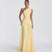2026 Women's Asymmetrical Shoulder Pleated Waist-Cinching Long Dress Chiffon Spliced A-Line Flared Skirt - Màu vàng - Xem 2