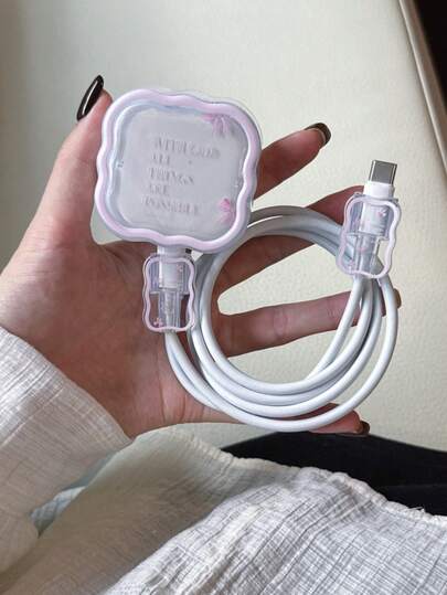 Bộ 3 phụ kiện bảo vệ cáp sạc, họa tiết nơ hồng và chữ cái, phù hợp với bộ sạc nhanh tiêu chuẩn 20W của Apple.