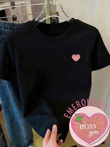 Camiseta de mujer de cuello redondo y manga corta con patrón de corazón "TE EXTRAÑO" - Negro - Ver 1