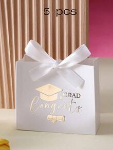 畢業季禮品盒，飾有金箔畢業證書、畢業帽圖案和「GRAD Congrats」祝賀文字，附配色絲帶蝴蝶結。多色可選，適用於包裝畢業紀念品、教師節禮物、糖果等，為畢業派對和典禮增添莊重優雅氛圍。 - 彩色 - 查看 9