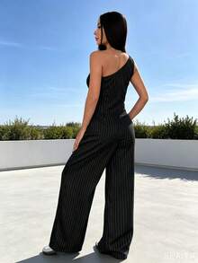 Elegant Women's Two-Piece Set Featuring Pinstripes, An Asymmetrical Neckline, A Sleeveless Tank Top, And Wide-Leg Trousers. Made From A Linen Blend, Perfect For Autumn. - 黑與白 - 查看 2