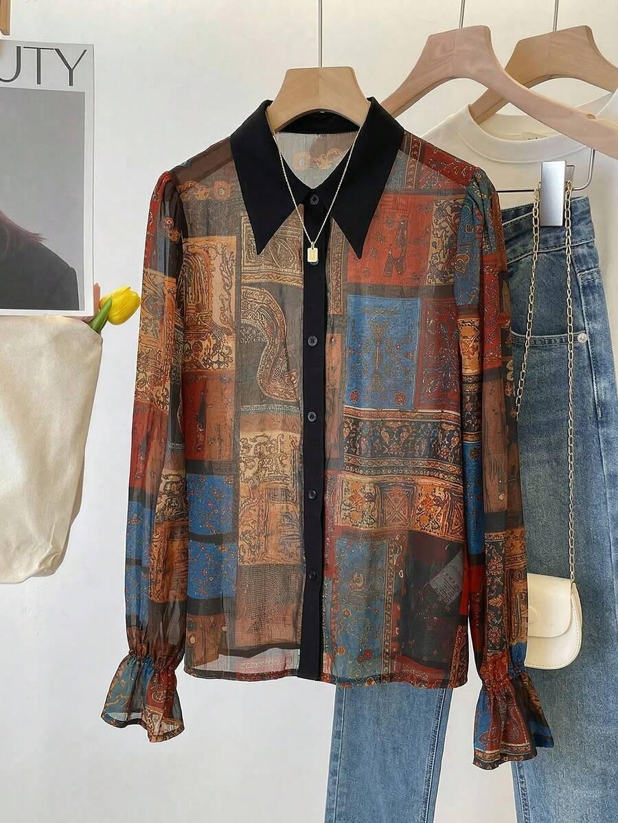 Áo kiểu chiffon chắp vá họa tiết totem độc đáo năm 2026, áo sơ mi chiffon họa tiết hình học retro với cổ áo tương phản, tay áo phồng xuyên thấu, họa tiết in phong cách boho dark academia, thích hợp để phối đồ nhiều lớp, phù hợp với người có vóc dáng lớn.