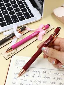 Bolígrafo con nombre personalizado, elegante estilo Aurora, bolígrafo de escritura con tarjeta de regalo con cinta, bolígrafo de firma personalizado para oficina, escritorio, diario, notas con lazo & caja de regalo, regalo personalizado para maestro, colega, graduación, cumpleaños, recuerdo único personalizable - Estilo D - Ver 6