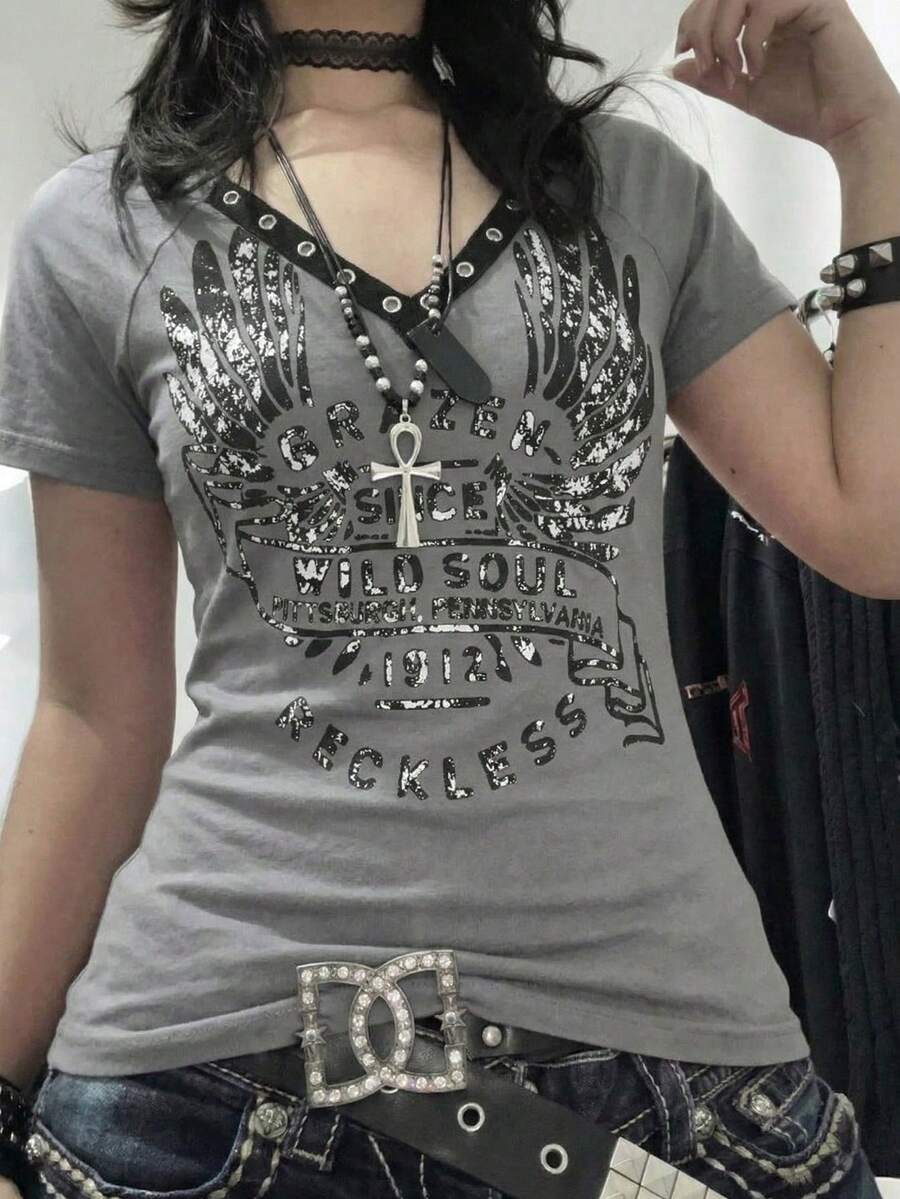 灰色复古 Y2K 翅膀印花 V 领 T 恤，女款 Grunge 镂空修身休闲 T 恤