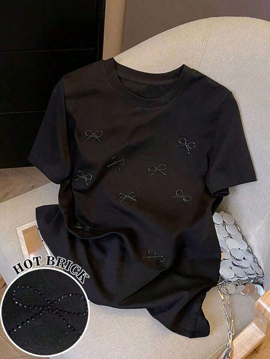 Camiseta de cuello redondo de color liso con detalles de lazo de pedrería de estilo minimalista - Negro - Ver 1