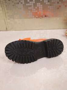 Nuevos mocasines con suela gruesa y brillante en color naranja vibrante, estilo uniforme escolar británico de zapatos pequeños de cuero, zapatillas slip-on con plataforma para mujer, zapatos versátiles para el uso diario y antideslizantes - Naranja - Ver 7