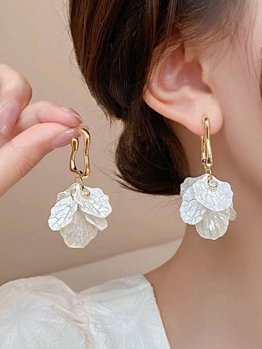 一对时尚精致简约的白色花瓣耳环,百搭款式,适合女性在任何场合佩戴,也是送给爱人的好礼物。 - 白色 - 查看 1
