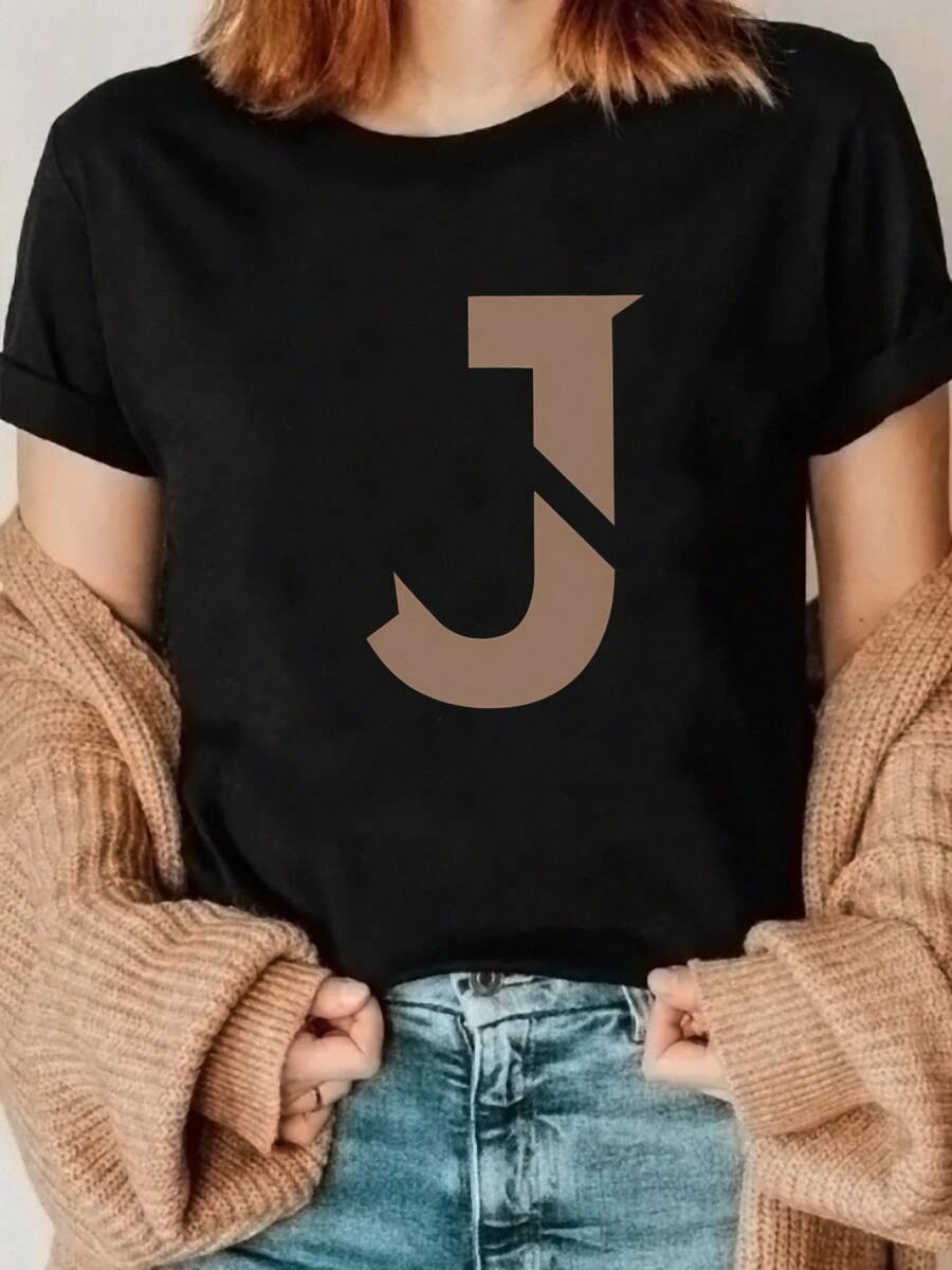 Una nueva camiseta de una sola pieza de primavera y verano con cuello redondo con estampado de la letra 'J', diseñada con un enfoque minimalista y elegante. Esta camiseta de manga corta impresa es adecuada para las mujeres que corren en primavera y verano