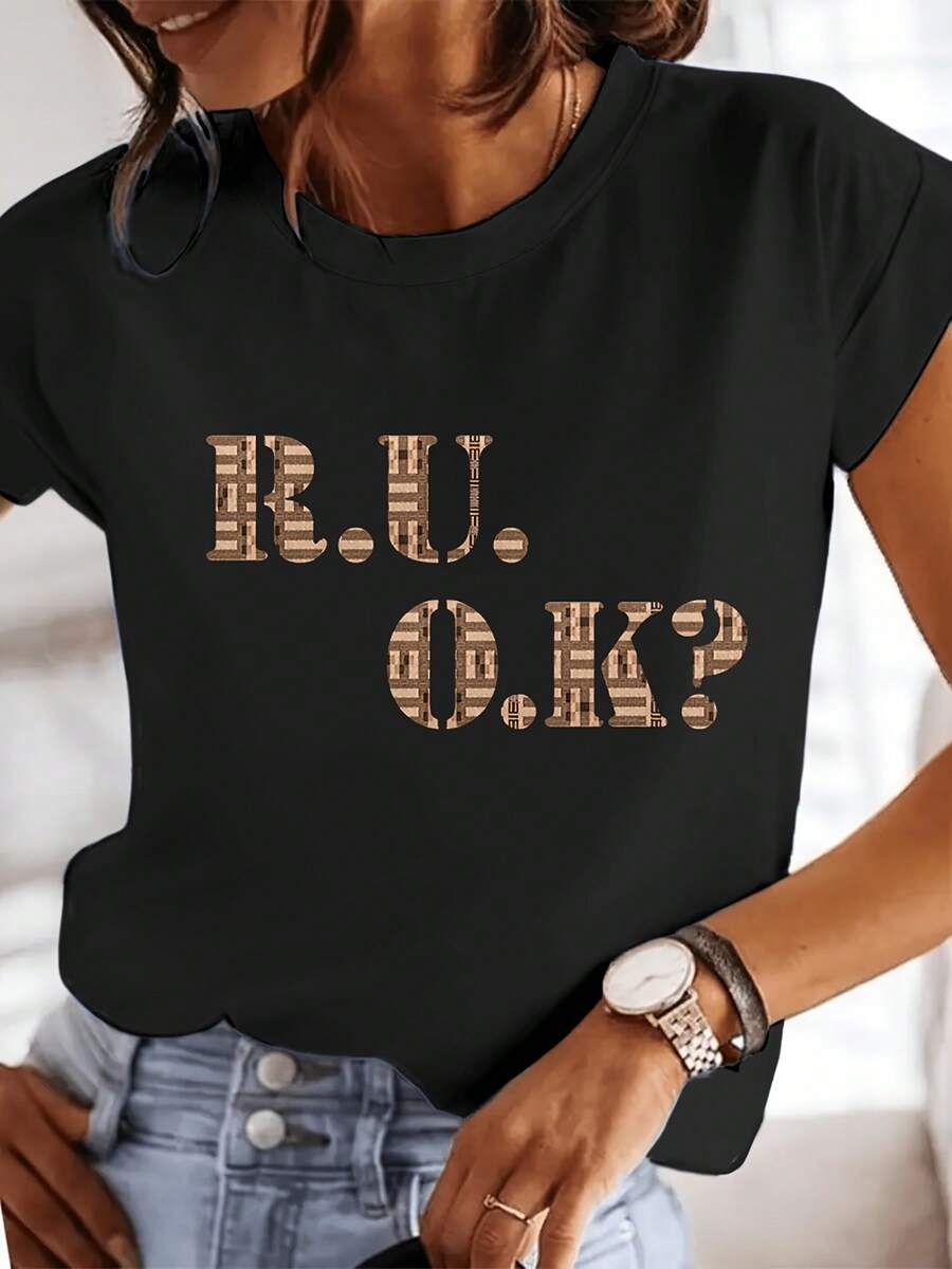 Camiseta casual de mujer con estampado de letras a cheque R.U.O.K, con un estilo de moda británico. Un regalo perfecto, este top de cuello redondo transpirable y ligero es ideal para un armario de primavera y verano