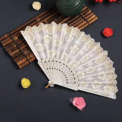 1 chiếc quạt cầm tay Breezier màu trắng họa tiết hoa anh đào, in nhũ vàng, thích hợp sử dụng trong nhà.
