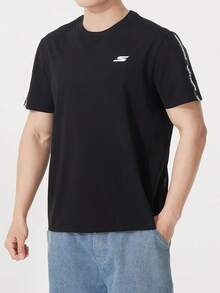 Skechers Serie de colores lisos | Camiseta de manga corta con cuello redondo, cómoda, resistente a las arrugas y versátil, ideal para los desplazamientos diarios del hombre. - Negro - Ver 1