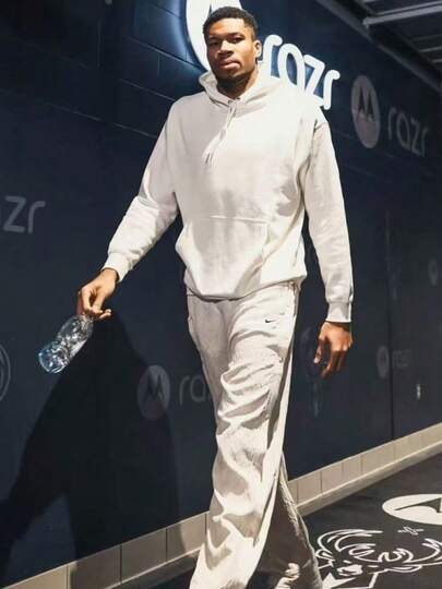  Áo nỉ có mũ Nike Standard Issue DRI-FIT, nhanh khô, màu trắng satin.