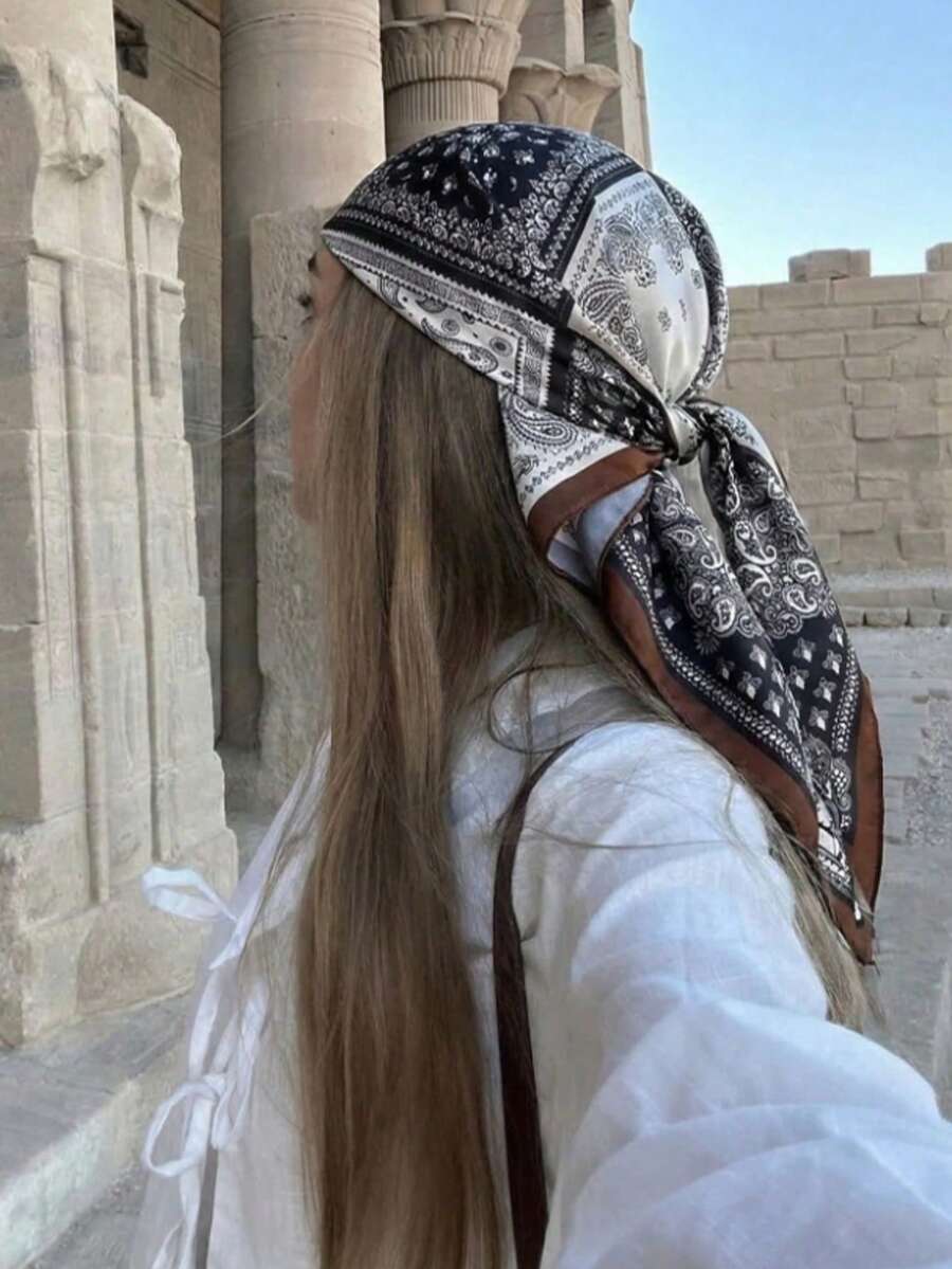 70*70cm 法式復黎印花絲巾女款,多功能方巾/三角巾,適合旅行、防曬、圍脖,附絲巾鍊條裝飾,優雅復古風,適用於日常、度假派對、海邊度假,女孩禮物 - 黑色 - 查看 1
