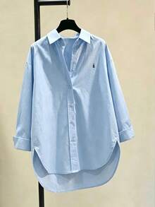 Kemeja Kasual Biru Wanita Serbaguna Sederhana untuk Komuter, Atasan Lengan Panjang Bordir Minimalis Modis, Desain Bahu Jatuh, Hem Asimetris, Detail Patchwork, Menggabungkan Kenyamanan dan Gaya Kampus yang Longgar untuk Musim Semi - Biru - View 3