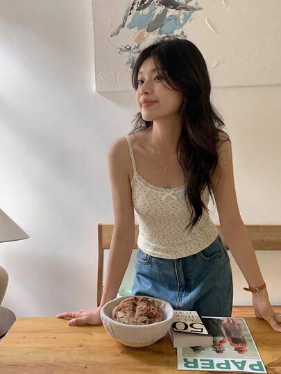 Áo hai dây thắt nơ ren hoa ngọt ngào và quyến rũ, hở lưng, đa năng cho mùa hè dành cho nữ.