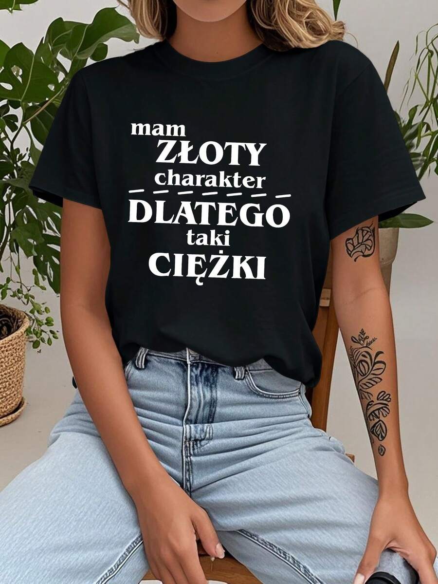 Estilo de texto polaco carácter dorado impreso camiseta, manga corta cuello de tripulación top casual para verano y primavera, ropa de mujer
