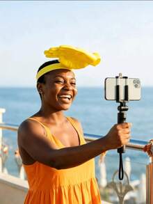Un sombrero de sol, aunque el diseño es exagerado, su esencia es en realidad para la protección solar. Se ve comúnmente en actividades al aire libre, vacaciones en la playa o festivales de música, lo cual es práctico y puede mostrar la personalización de uno. - Multicolor - Ver 5