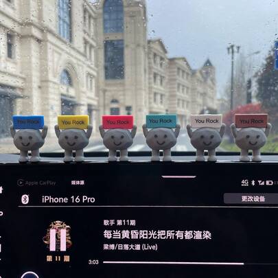6个彩色卡通岩石人手持祝福牌3D立体汽车装饰摆件，适用于汽车内饰、车载显示屏、后视镜、办公桌等，PVC材质。